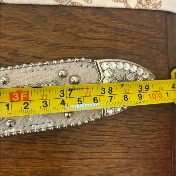 b.b. Simon
Rare b.b. Simon Elegant Silver Studded Belt - Picture 6 of 11